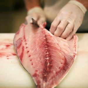 como cortar un pescado en filetes