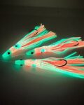 señuelo de pesca para bacoretas, tunidos en pesca a currican desde embarcación. 3 señuelos fosforescentes con cabeza de cristal y pulpito rosa y fosforescente.