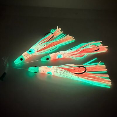 señuelo de pesca para bacoretas, tunidos en pesca a currican desde embarcación. 3 señuelos fosforescentes con cabeza de cristal y pulpito rosa y fosforescente.