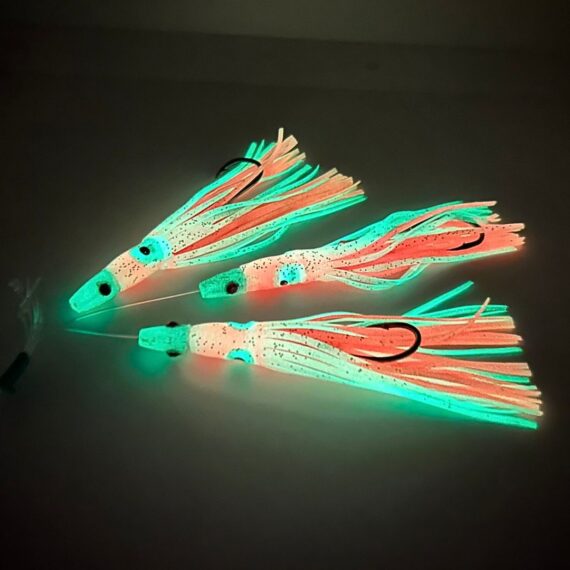 señuelo de pesca para bacoretas, tunidos en pesca a currican desde embarcación. 3 señuelos fosforescentes con cabeza de cristal y pulpito rosa y fosforescente.