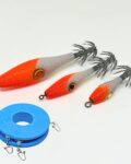 3 señuelos garrapatas para pesca de calamares sepias y pulpos, medidas en disminución para montar juntos. Cuerpo blanco y cabeza naranja.