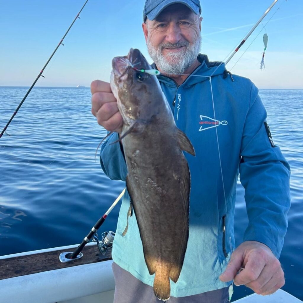 sergio burillo con una brótola pescada a fondo con señuelo fosforescente