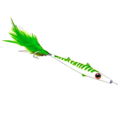 señuelo de pesca para currican de superficie, color blanco con franjas verdess y plumas naturales.