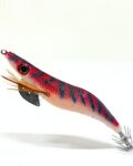 Señuelo para la pesca de sepia. Jibionera tipo Yamashita color rojo con lineas azules pintadas a mano, diseñada para la pesca de sepias, calamares y pulpos; equipada con sistema de transferencia de peso de tungsteno y recubrimiento epoxi para mayor durabilidad