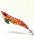 Señuelo jibionera para pesca de cefalópodos, diseño realista con cuerpo segmentado, ojos prominentes y corona de anzuelos múltiples. Ideal para atraer sepias y calamares en aguas costeras. Modelo color naranja con patrón de rayas naranjas, rojas y amarillas, plumas laterales y aleta metálica para mayor estabilidad.