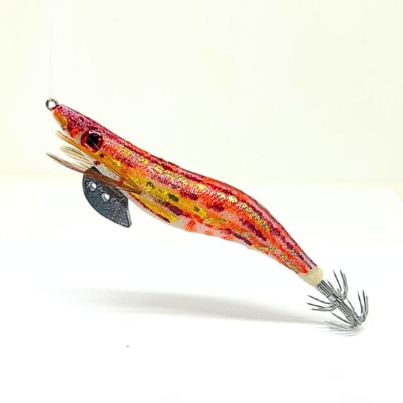 Señuelo jibionera para pesca de cefalópodos, diseño realista con cuerpo segmentado, ojos prominentes y corona de anzuelos múltiples. Ideal para atraer sepias y calamares en aguas costeras. Modelo color naranja con patrón de rayas naranjas, rojas y amarillas, plumas laterales y aleta metálica para mayor estabilidad.