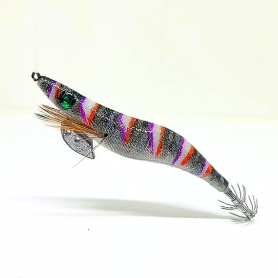 Señuelo jibionera para pesca de cefalópodos, diseño realista con cuerpo segmentado, ojos prominentes y corona de anzuelos múltiples. Ideal para atraer sepias y calamares en aguas costeras. Modelo con patrón negro, naranja y lila, plumas laterales y aleta metálica para mayor estabilidad.