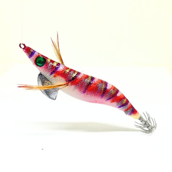 Señuelo jibionera para pesca de cefalópodos, diseño realista con cuerpo segmentado, ojos prominentes y corona de anzuelos múltiples. Ideal para atraer sepias y calamares en aguas costeras. Modelo con patrón rosa y rayas lilas, blancas y plata, plumas laterales y aleta metálica para mayor estabilidad.