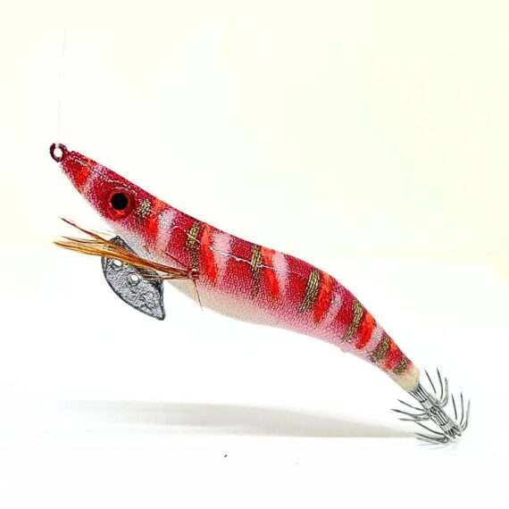 Señuelo jibionera para pesca de cefalópodos, diseño realista con cuerpo segmentado, ojos prominentes y corona de anzuelos múltiples. Ideal para atraer sepias y calamares en aguas costeras. Modelo color rojo con patrón rayas blancas, naranjas y blancas, plumas laterales y aleta metálica para mayor estabilidad.