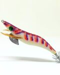 Señuelo jibionera para pesca de cefalópodos, diseño realista con cuerpo segmentado, ojos prominentes y corona de anzuelos múltiples. Ideal para atraer sepias y calamares en aguas costeras. Modelo lomo rojo y cuerpo fosforescente con patrón lineas lila, naranjas, plumas laterales y aleta metálica para mayor estabilidad.