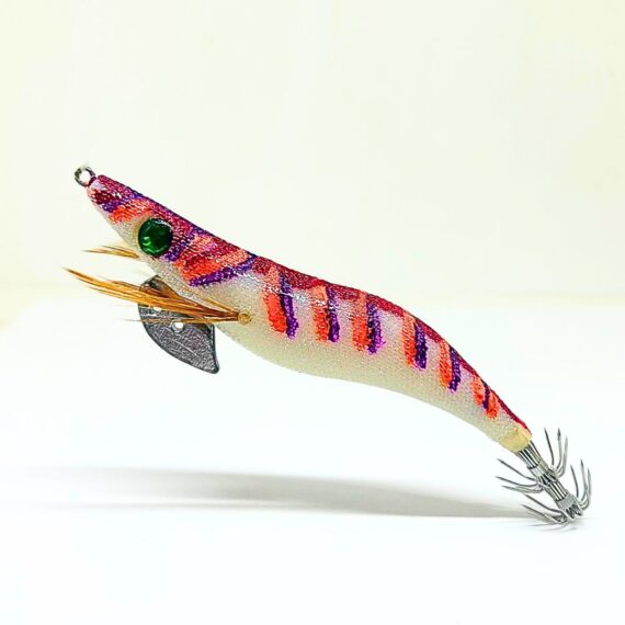 Señuelo jibionera para pesca de cefalópodos, diseño realista con cuerpo segmentado, ojos prominentes y corona de anzuelos múltiples. Ideal para atraer sepias y calamares en aguas costeras. Modelo lomo rojo y cuerpo fosforescente con patrón lineas lila, naranjas, plumas laterales y aleta metálica para mayor estabilidad.