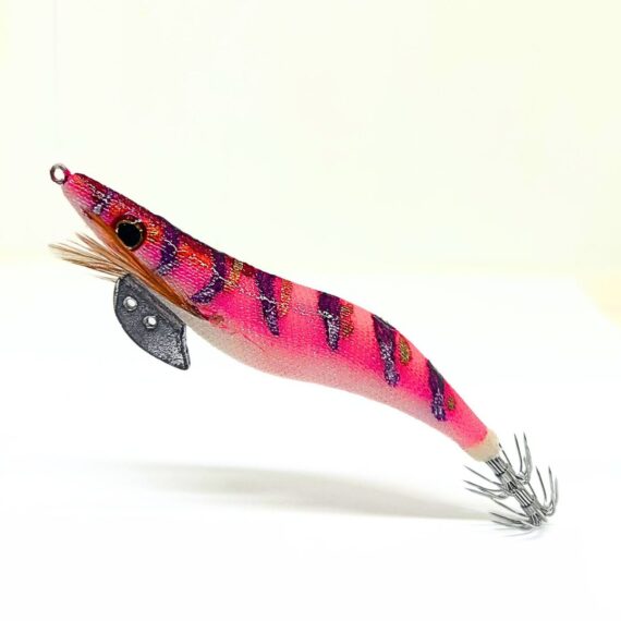 Señuelo jibionera para pesca de cefalópodos, diseño realista con cuerpo segmentado, ojos prominentes y corona de anzuelos múltiples. Ideal para atraer sepias y calamares en aguas costeras. Modelo rosa fluor con patrón rayas lilas y rojas, plumas laterales y aleta metálica para mayor estabilidad.
