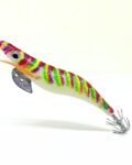 Señuelo jibionera para pesca de cefalópodos, diseño realista con cuerpo segmentado, ojos prominentes y corona de anzuelos múltiples. Ideal para atraer sepias y calamares en aguas costeras. Modelo fosforescente con patrón de rayas verdes, amarillas, naranjas y rojas, plumas laterales y aleta metálica para mayor estabilidad.