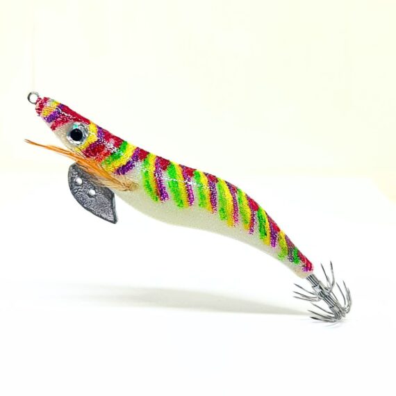 Señuelo jibionera para pesca de cefalópodos, diseño realista con cuerpo segmentado, ojos prominentes y corona de anzuelos múltiples. Ideal para atraer sepias y calamares en aguas costeras. Modelo fosforescente con patrón de rayas verdes, amarillas, naranjas y rojas, plumas laterales y aleta metálica para mayor estabilidad.