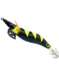 Señuelo jibionera para pesca de cefalópodos, diseño realista con cuerpo segmentado, ojos prominentes y corona de anzuelos múltiples. Ideal para atraer sepias y calamares en aguas costeras. Modelo con patrón negro y amarillo fluor, plumas laterales y aleta metálica para mayor estabilidad.