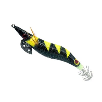 Señuelo jibionera para pesca de cefalópodos, diseño realista con cuerpo segmentado, ojos prominentes y corona de anzuelos múltiples. Ideal para atraer sepias y calamares en aguas costeras. Modelo con patrón negro y amarillo fluor, plumas laterales y aleta metálica para mayor estabilidad.