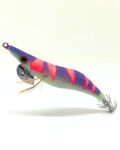 Señuelo jibionera para pesca de cefalópodos, diseño realista con cuerpo segmentado, ojos prominentes y corona de anzuelos múltiples. Ideal para atraer sepias y calamares en aguas costeras. Modelo con patrón lila y rosa fluor, plumas laterales y aleta metálica para mayor estabilidad.