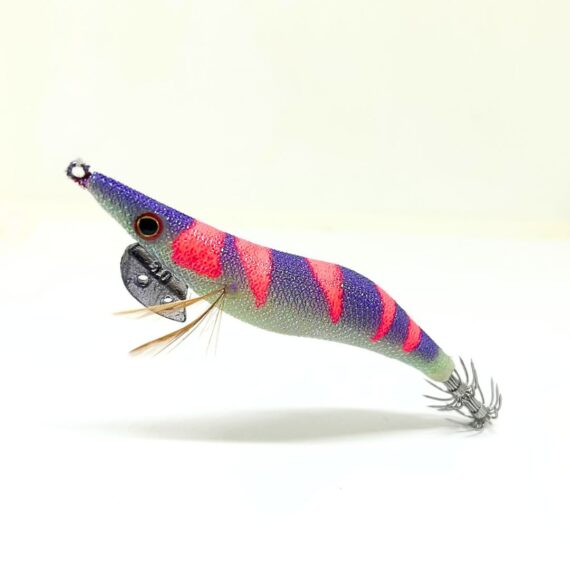 Señuelo jibionera para pesca de cefalópodos, diseño realista con cuerpo segmentado, ojos prominentes y corona de anzuelos múltiples. Ideal para atraer sepias y calamares en aguas costeras. Modelo con patrón lila y rosa fluor, plumas laterales y aleta metálica para mayor estabilidad.