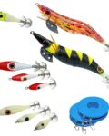 Kit de señuelos para pesca de calamar y sepia con jigs multicolor de doble corona, montados en bajos de línea con giratorios reforzados. Incluye bobinas con aparejos listos para técnicas de eging, tataki y pesca vertical en costa o embarcación.