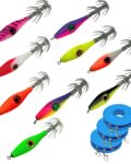 Pack de señuelos Evil Squid para pesca de calamar, sepia y pulpo, con 10 jigs artesanales de colores variados (rosa, naranja, verde, negro, lila, amarillo flúor) y anzuelos de doble corona. Incluye líneas montadas con giratorios de competición y bajos de fluorocarbono, ideales para técnicas de tataki, curricán costero y pesca vertical.