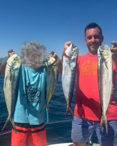 padre e hijo de pesca en el mar, sujetando 4 llampugas pescadas con el señuelo flash de crystal bait